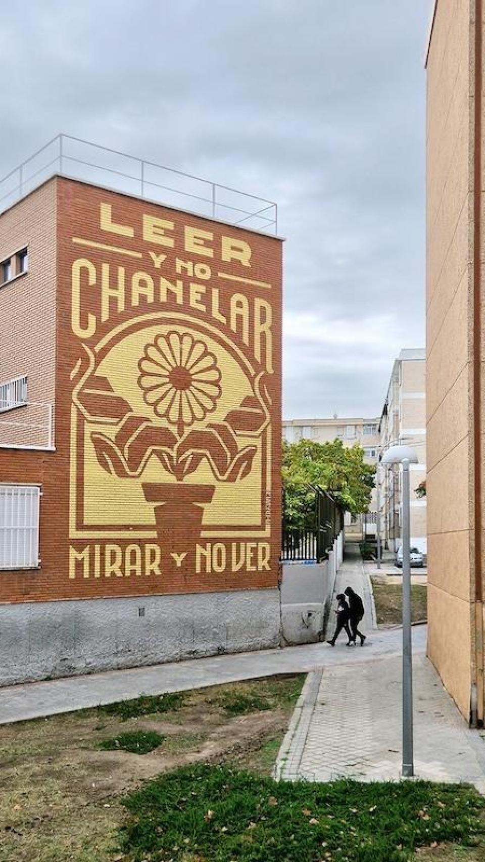 Mural de RESKATE en un edificio de la calle de la Encomienda de Palacios, 52.