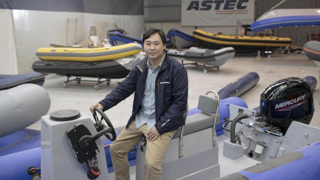 Sung-Su Cho posa para la cámara de EL ESPAÑOL en una de las semirrígidas recién fabricada en el astillero de Astec Boats.