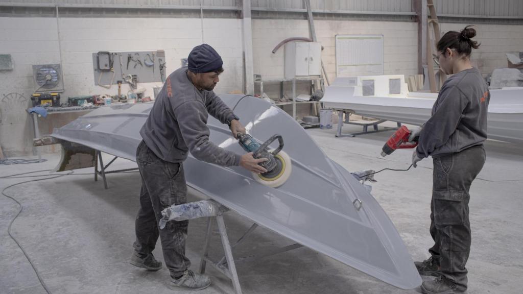 Dos empleados de Astec Boats durante la elaboración del casco de una semirrígida.