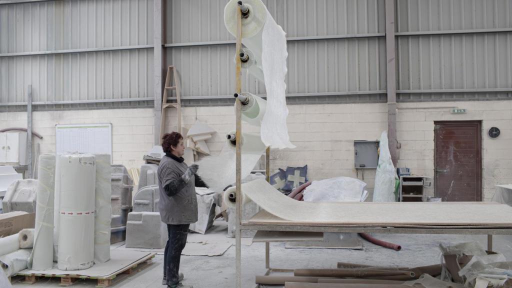 La fabricación de una semirrígida con fibra de vinilo combina un casco rígido laminado con fibra de vinilo y resina, moldeado al vacío para mayor resistencia, con flotadores inflables de PVC o hypalón sellados con termofusión. L