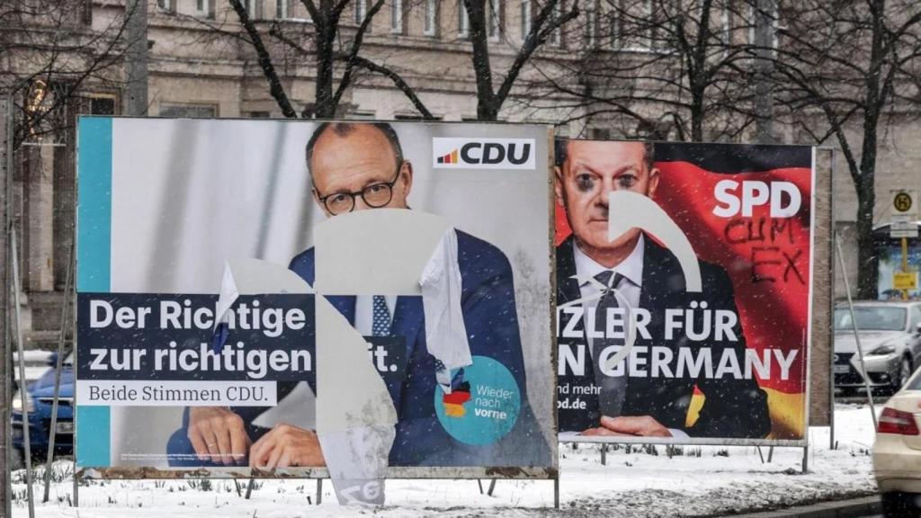 Carteles electorales vandalizados en Berlín.