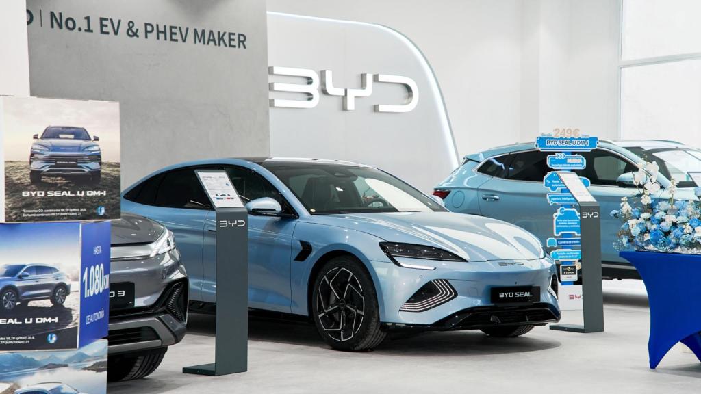 Modelo BYD Seal en un concesionario de la marca en Madrid