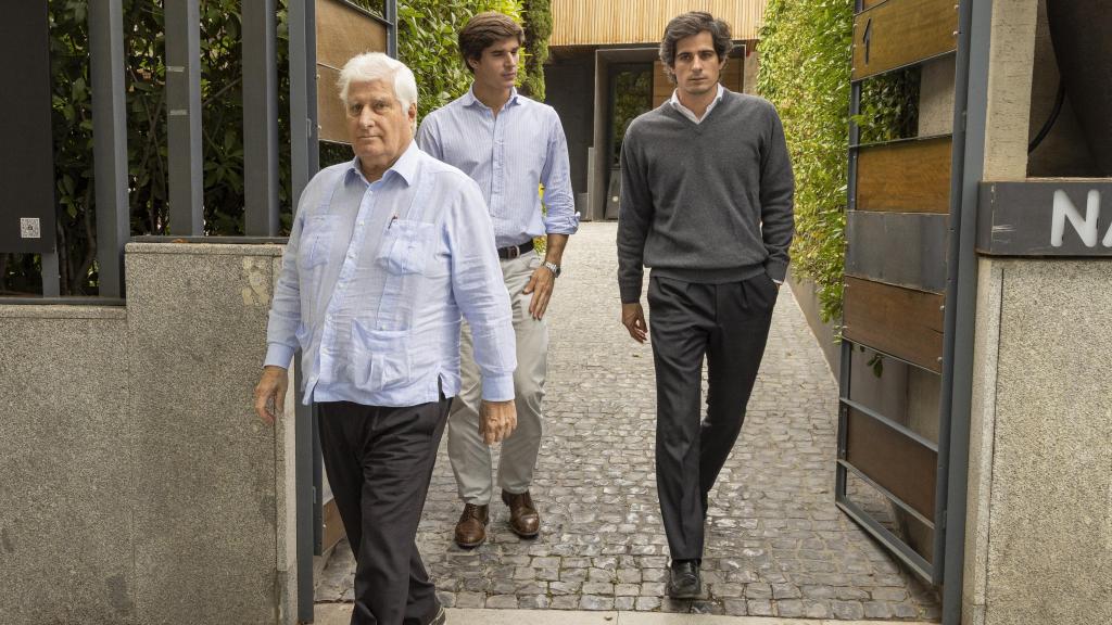 El duque de Alba, con sus hijos: Fernando, duque de Huéscar, y Carlos, conde de Osorno.