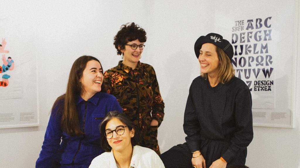 Algunos de los artistas diseñadores de la edición especial de camisetas por el 25 aniversario