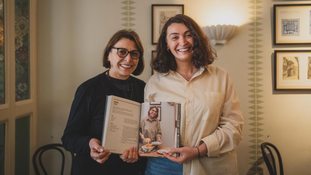 La georgiana Nino Kiltava, junto a su madre, muestra su nuevo libro 'Nunuka. Cocina georgiana' (Planeta Gastro).