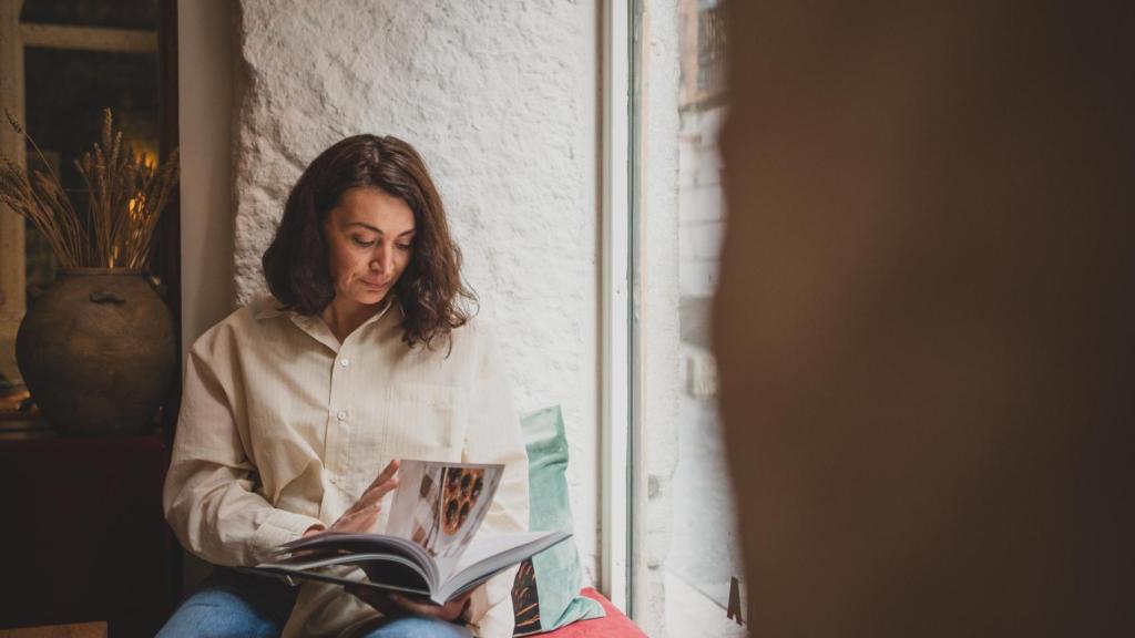 Nino Kiltava releyendo su libro 'Nunuka. Cocina georgiana'.