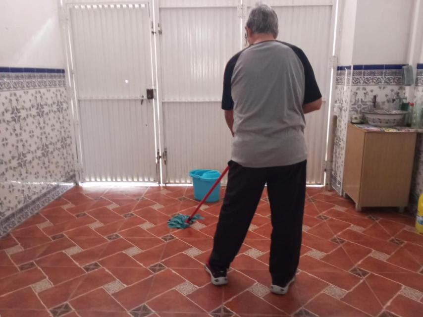 José, este viernes, fregando su garaje en Javalí Nuevo.