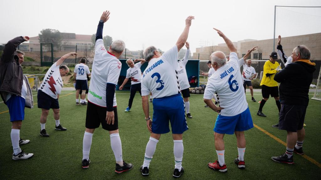 Los jugadores calientan antes del entrenamiento.