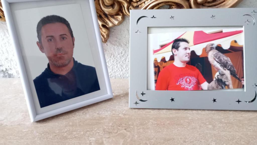 El difunto Juan José Ruiz Cerezo, en dos portaretratos colocados en una mesita en la entrada de la casa de sus padres en Javalí Nuevo.