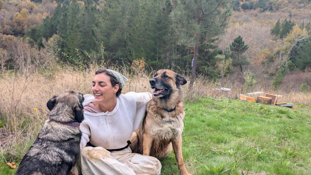 Lola Sánchez en la actualidad, en la aldea del Bierzo en la que reside, junto a sus perros Otto y Tina.