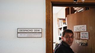 El profesor Juan Carlos Monedero, hace un año, entrando en su despacho de la Universidad Complutense.