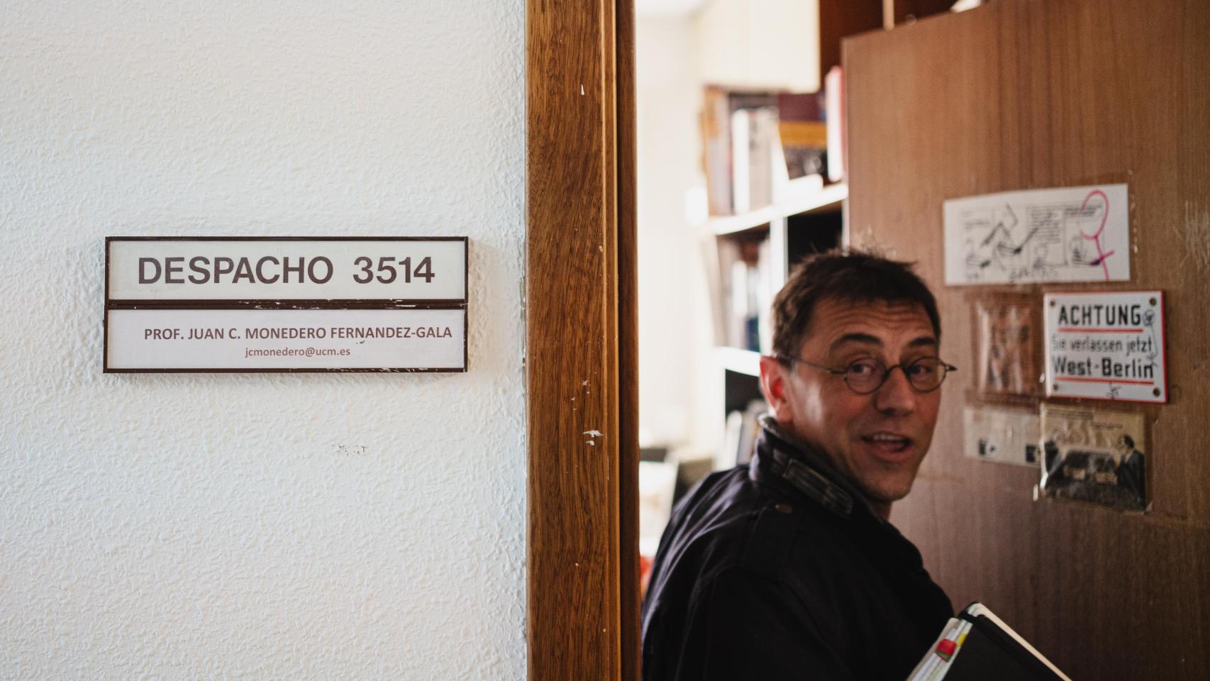 El profesor Juan Carlos Monedero, hace un año, entrando en su despacho de la Universidad Complutense.