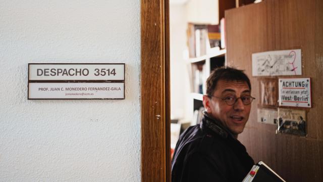 El profesor Juan Carlos Monedero, hace un año, entrando en su despacho de la Universidad Complutense.