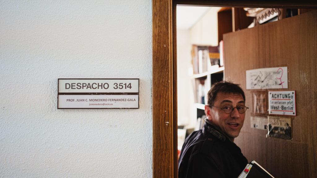 El profesor Juan Carlos Monedero, hace un año, entrando en su despacho de la Universidad Complutense.