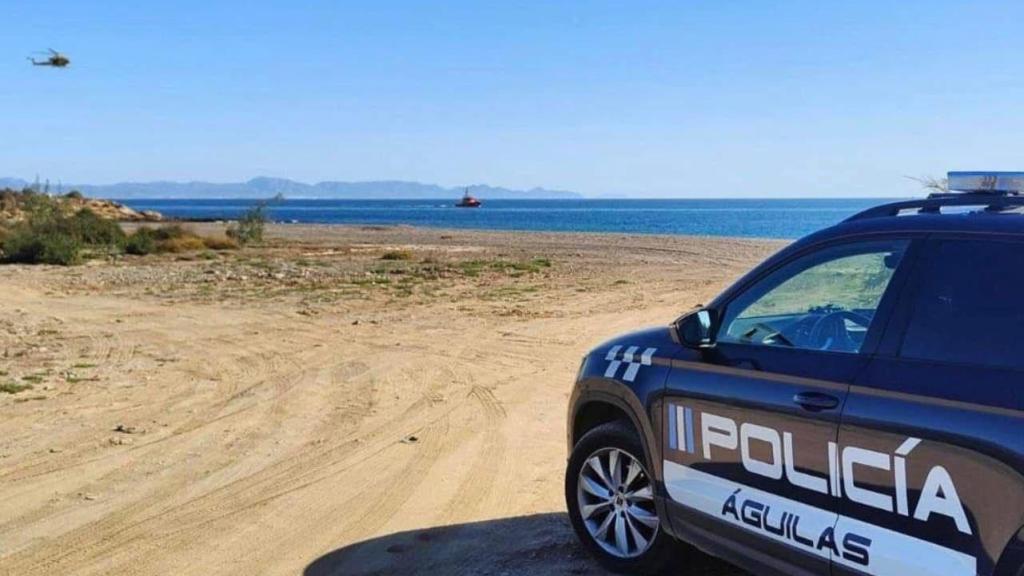 Un coche patrulla de la Policía Local de Águilas en la playa de El Rafal, donde fueron rescatados los inmigrantes que llegaron a la costa la madrugada del lunes 17.