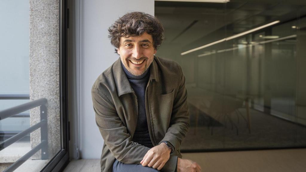 Roldán posa para El Español en las oficinas de la EsadeEcPol