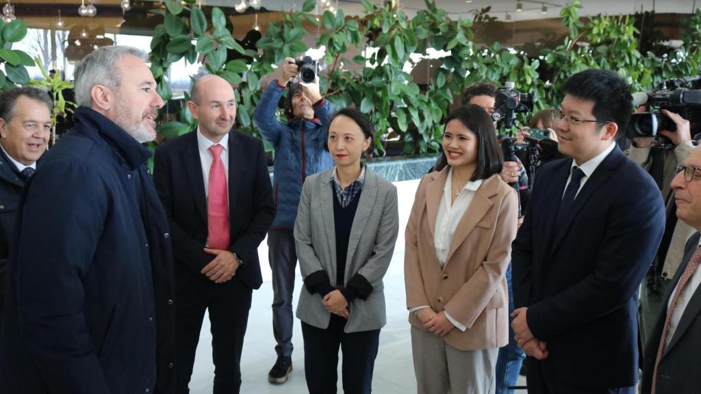 Azcón, junto a los responsables de CATL, en una visita a la planta de Stellantis en Figueruelas