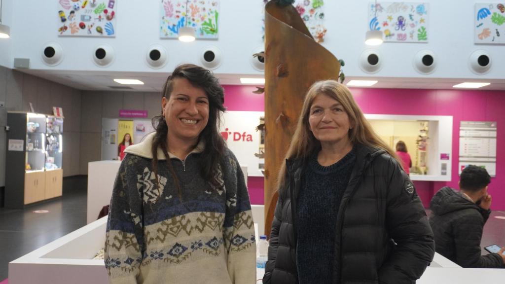 Noelia Campo, operadora, y Gracia Rodrigo, coordinadora