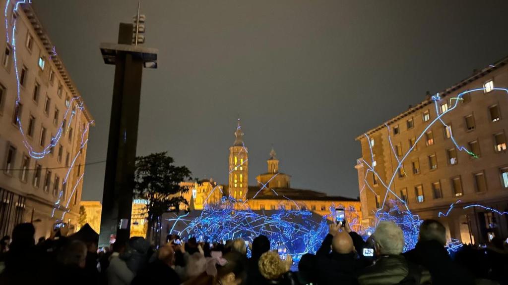 ‘Solar Dust’, obra de Quiet Ensemble, en la fuente de la Hispanidad.
