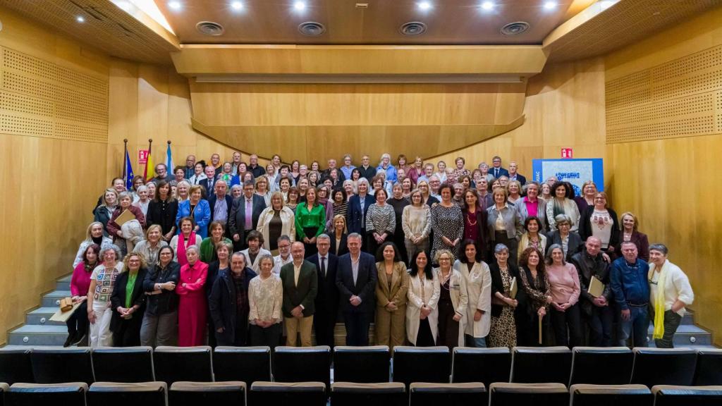 Más de 200 empleados del área sanitaria de A Coruña y Cee dicen adiós a una vida dedicada a la salud