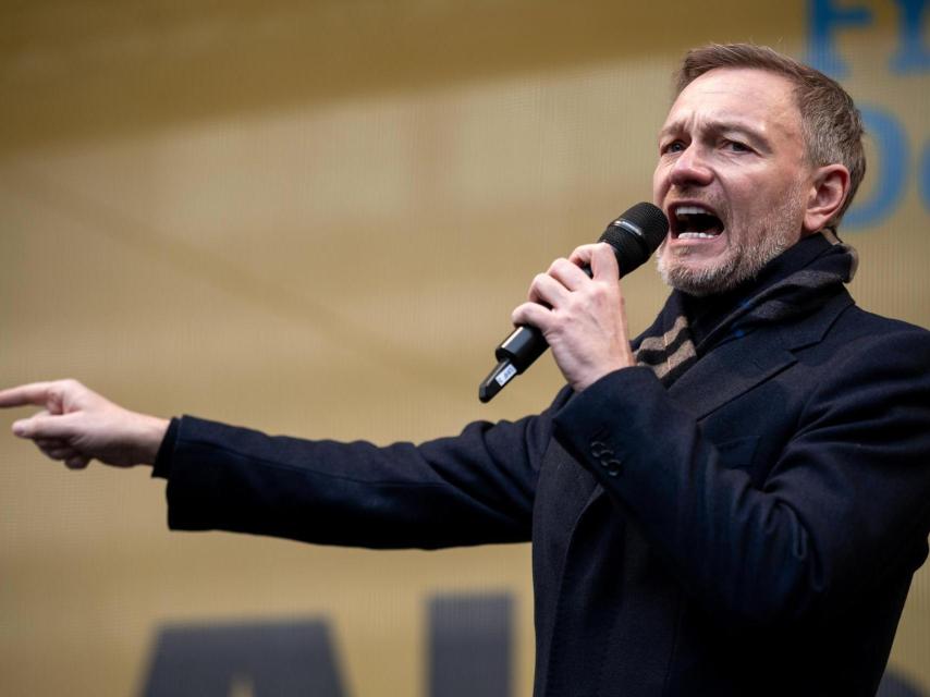 El presidente del Partido Democrático Libre (FDP) y exministro alemán de Finanzas, Christian Lindner, pronuncia un discurso durante el acto final de campaña de su partido de cara a las elecciones federales, en Dusseldorf