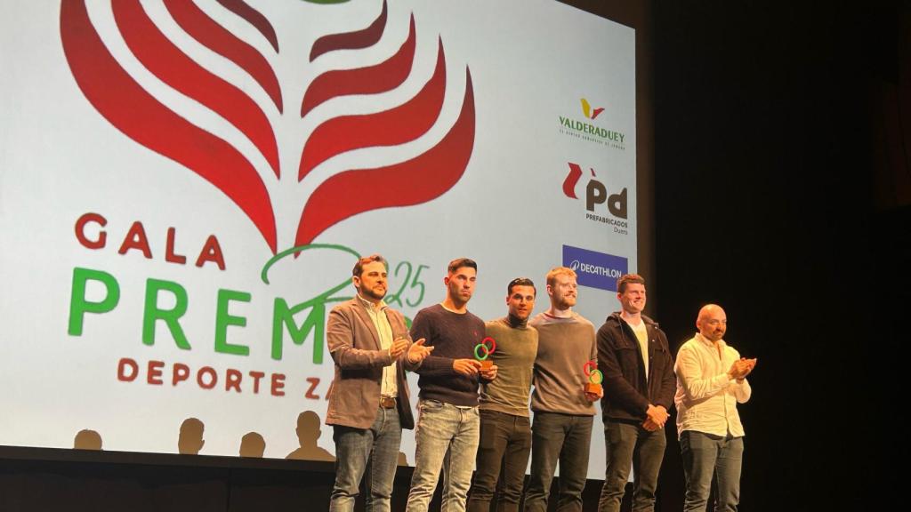Ganadores del premio a mejor equipo ex aequo entre el CB Zamora y Zamora CF