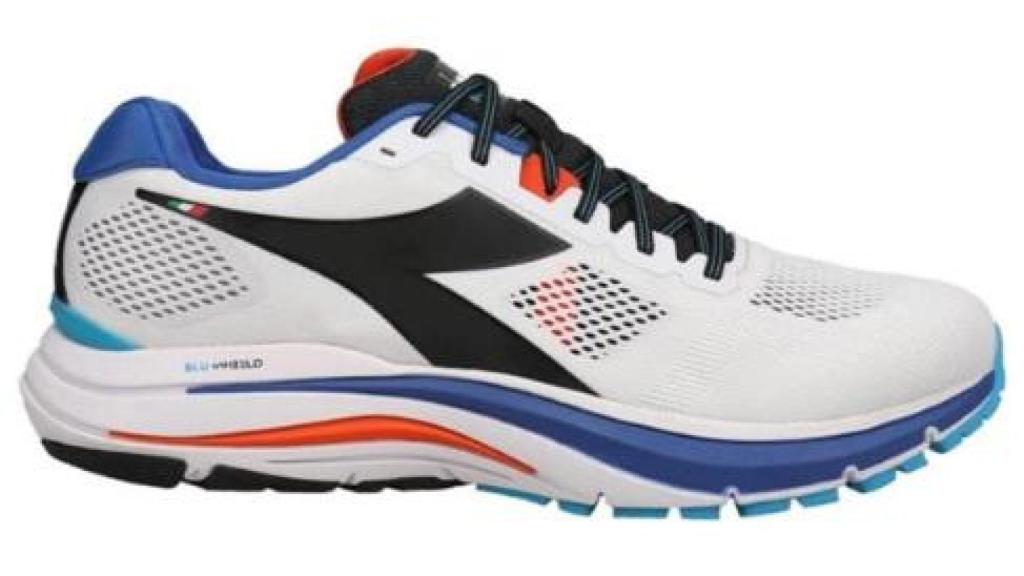 Estos zapatos para correr forman parte de la marca Diadora.
