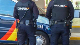 Dos agentes de la Policía Nacional ante la estación de autobuses de Alicante.