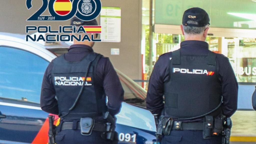 Dos agentes de la Policía Nacional ante la estación de autobuses de Alicante.
