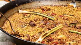 El arroz con pollo campero y ajetes que preparan en Pícaro 1999.