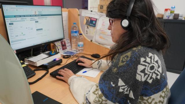 Noelia, operadora del Teléfono del Mayor mientras habla con Concha