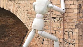 Una de las figuras apoyadas en el puente de Piedra de Zaragoza.