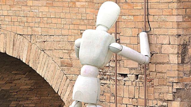 Una de las figuras apoyadas en el puente de Piedra de Zaragoza.