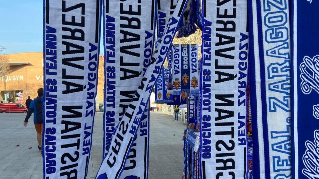 Bufandas falsas puestas a la venta alrededor de La Romareda