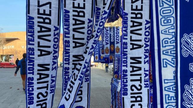Bufandas falsas puestas a la venta alrededor de La Romareda