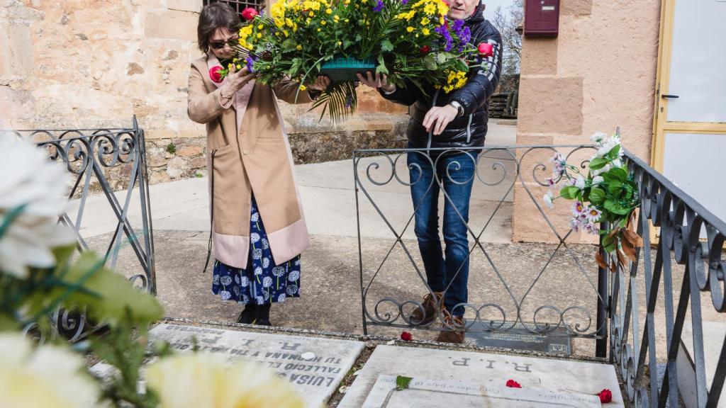 Ofrenda de flores en la tumba de Leonor Izquierdo en el 86 aniversario del fallecimiento de Antonio Machado