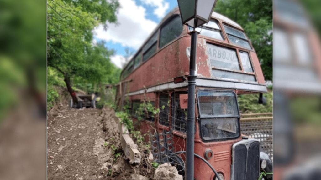 El autobús de Londres que se esconde en un pueblo de Castilla y León