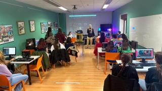 Unos jóvenes durante una de las charlas enmarcadas en el Pinares Night