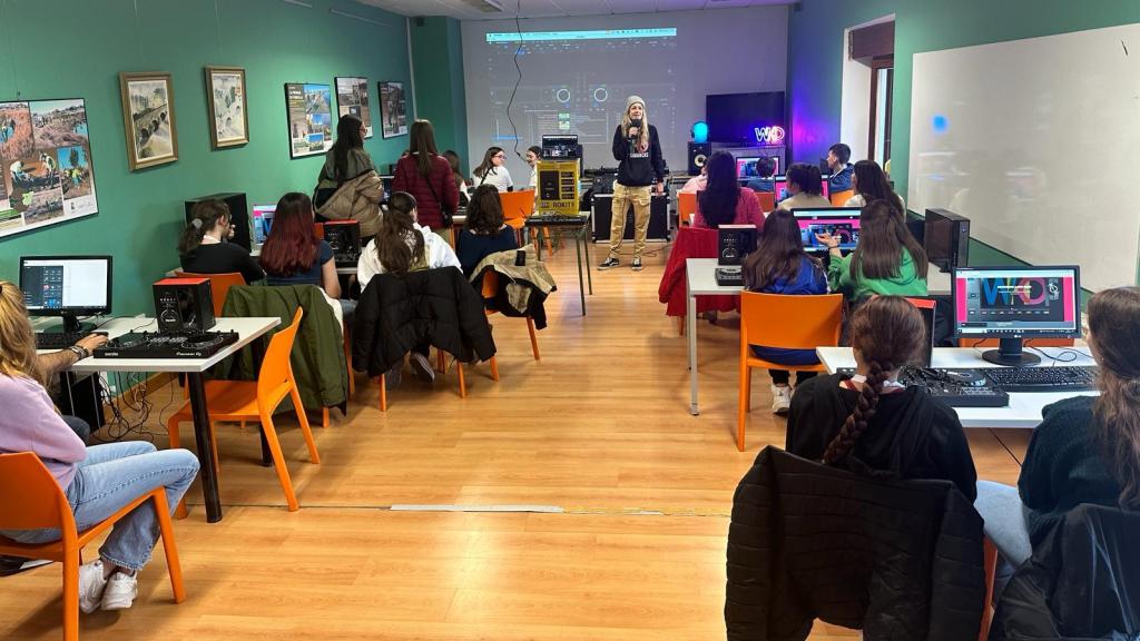 Unos jóvenes durante una de las charlas enmarcadas en el Pinares Night