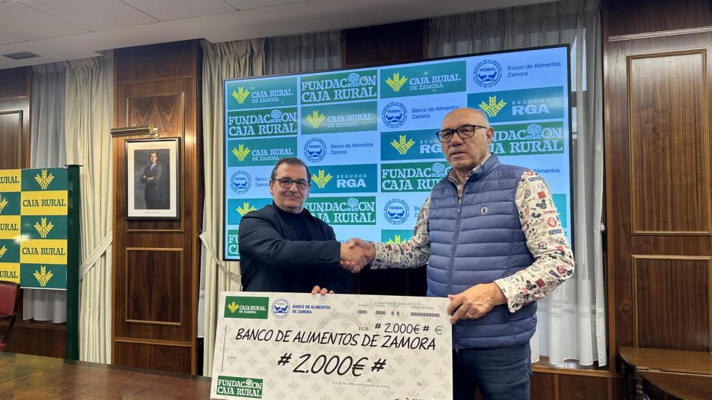 El director de Comunicación y Relaciones Institucionales de Caja Rural de Zamora, Narciso Prieto, entrega el cheque al director del Banco de Alimentos de Zamora, Andrés Rincón