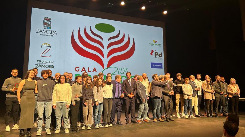 Foto de familia con todos los ganadores y autoridades de la segunda edición de la Gala del Deporte de Zamora