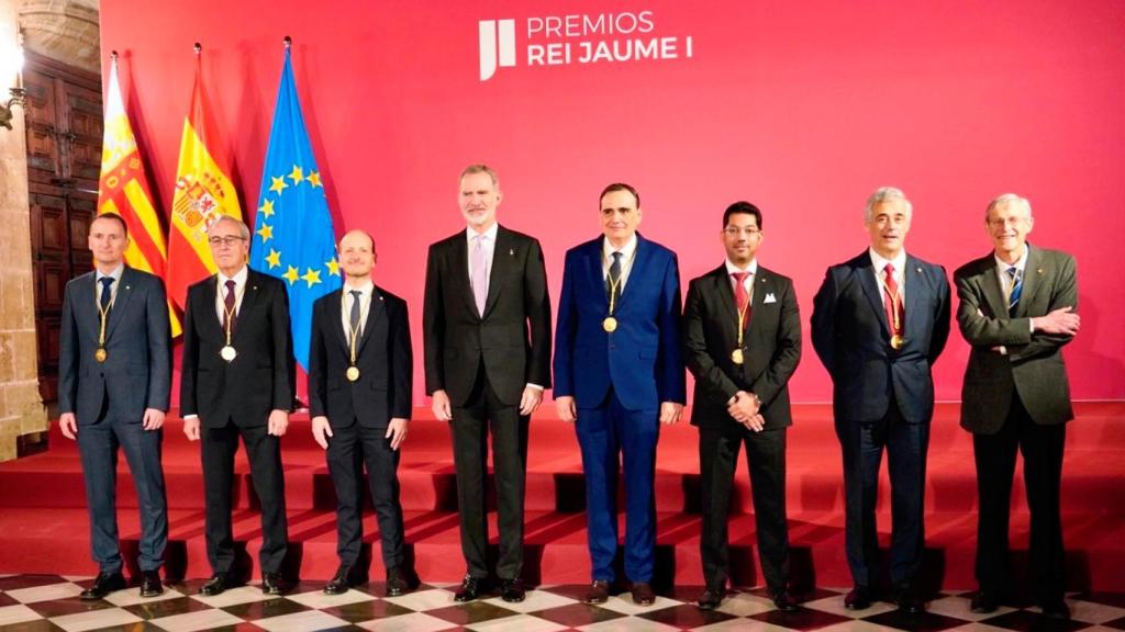 Sergio Vicente junto al rey Felipe VI en la entrega de los Premios Rei Jaume I.