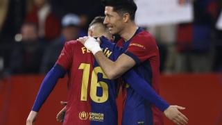 Lewandowski y Fermín celebran un gol contra el Sevilla.