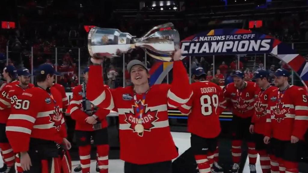 Los jugadores de Canadá celebran la victoria ante Estados Unidos en hockey sobre hielo.