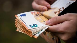 Una persona cuenta billetes de 50 euros