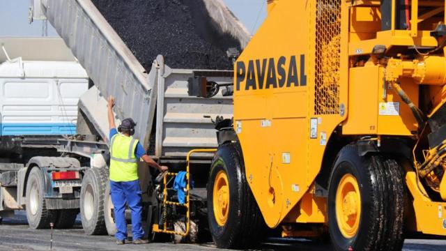 Maquinaria de Pavasal trabajando en el asfaltado de una carretera. Fotografía publicada en la web de la empresa.