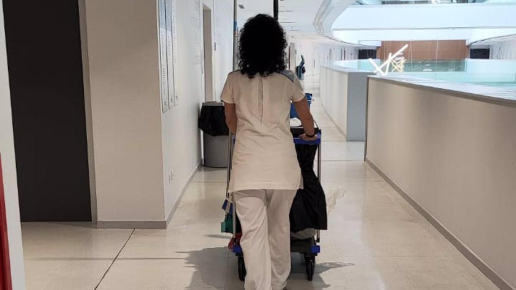 Limpiadora del Hospital Universitario de Toledo. Foto: CCOO.
