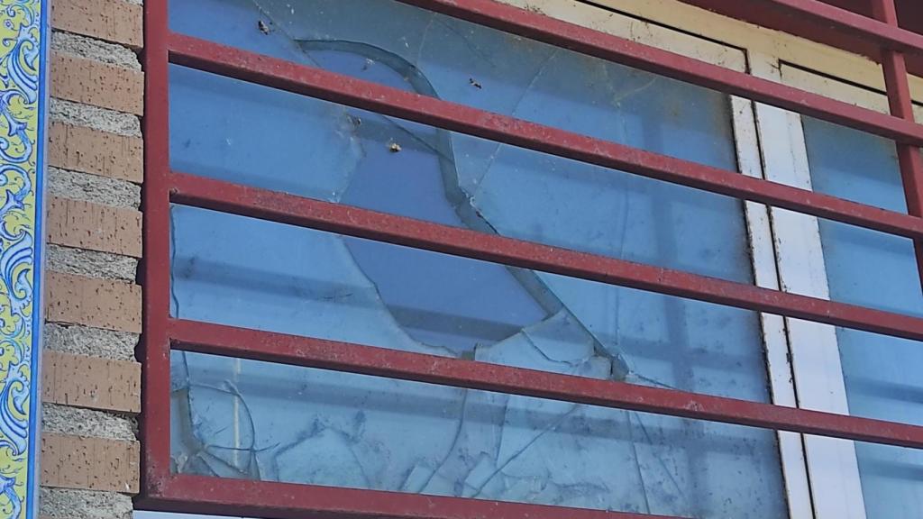 Ventana rota en el Club de Piragüismo Talavera-Talak.