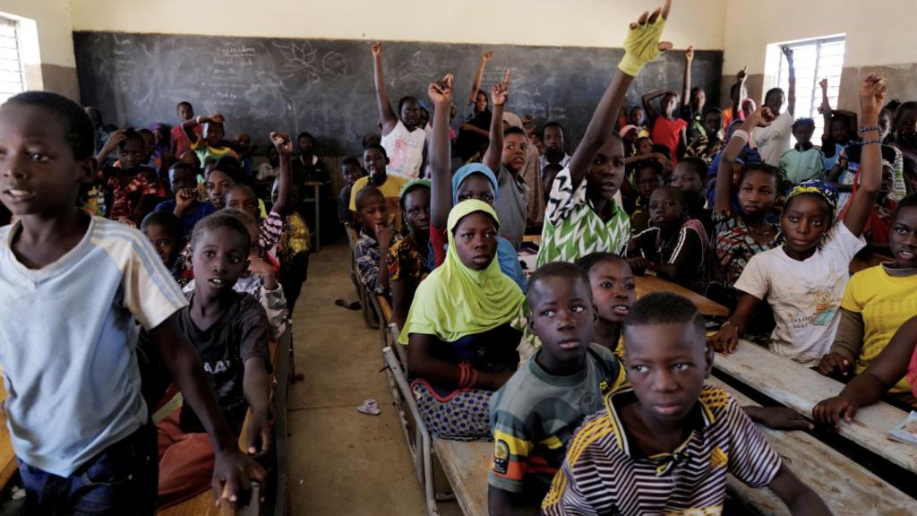 Un grupo de alumnos vuelve al colegio en Burkina Faso.
