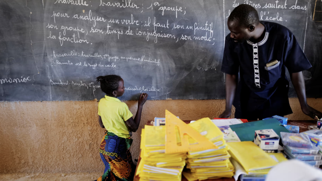 Un profesor de Burkina Faso, en el aula con una alumna.